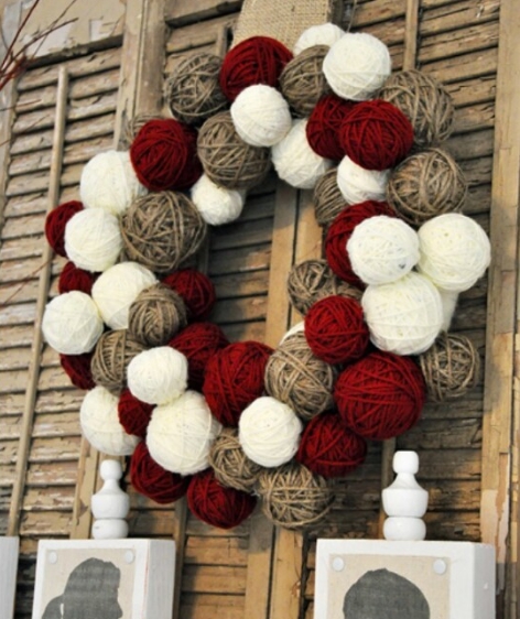 yarn-ball-wreath