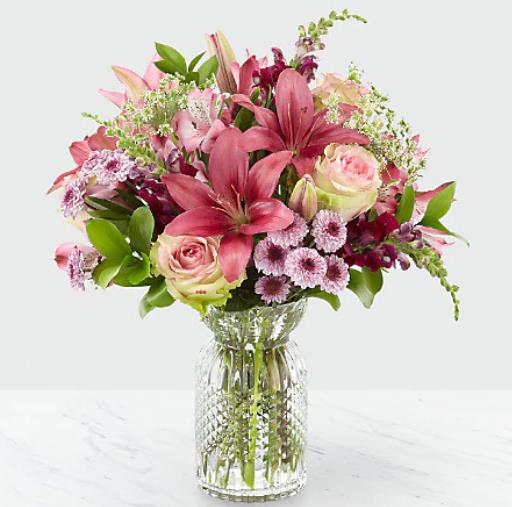 βάζο με ροζ και μωβ λουλούδια