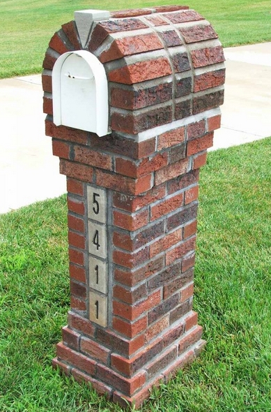 γραμματοκιβώτιο κήπου με τούβλα