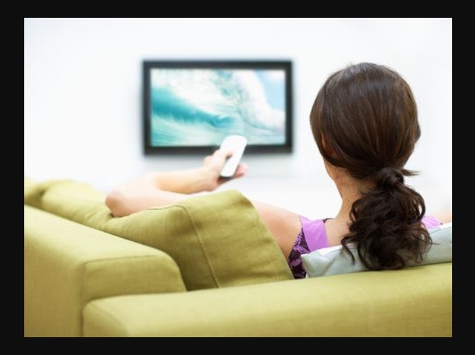 γυναικά βλέπει τηλεόραση