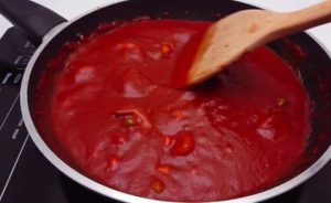 κόκκινη σάλτσα σε τηγάνι