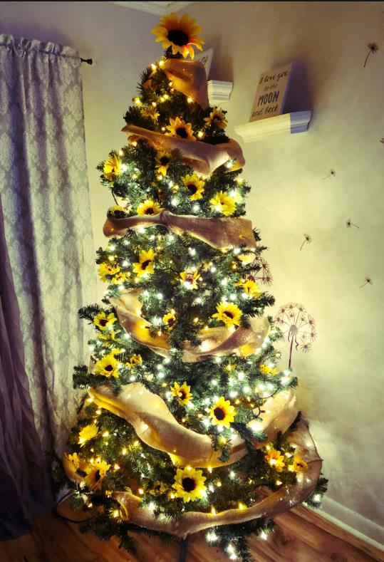 Χριστουγεννιάτικο δέντρο με ηλιοτρόπια λαμπάκια