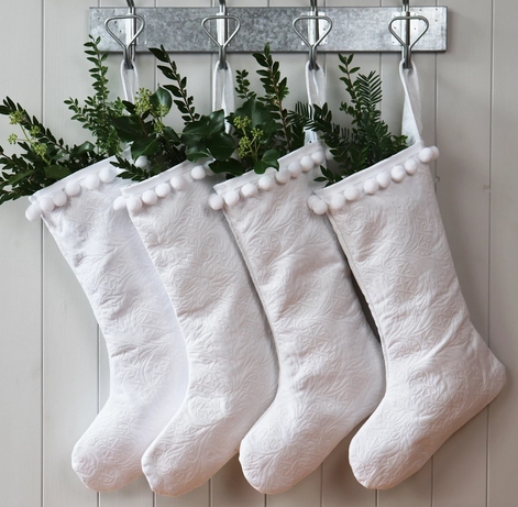 άσπρο χριστουγεννιάτικο στολισμό: άσπρες κάλτσες