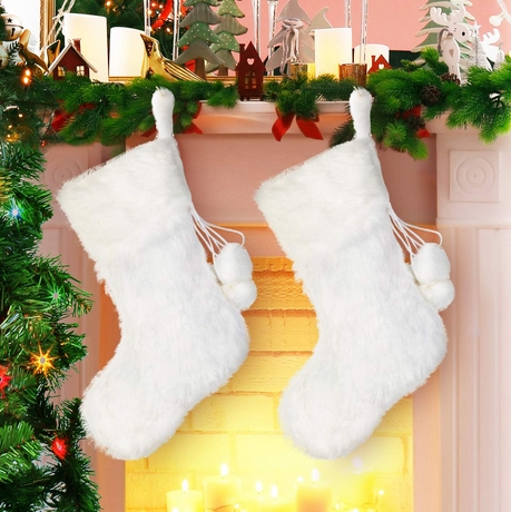 άσπρο χριστουγεννιάτικο στολισμό: γούνινες κάλτσες
