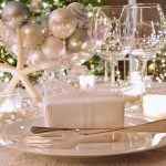 άσπρο χριστουγεννιάτικο στολισμό: κεριά σε χριστουγεννιάτικο τραπεζι