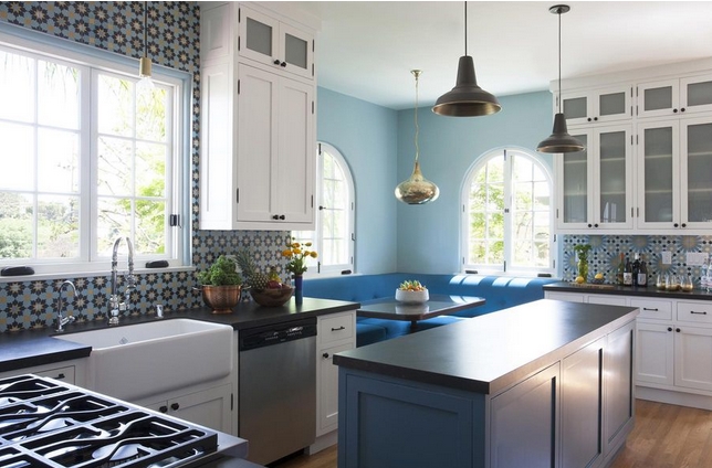 συνδυασμοί χρωμάτων για την κουζίνα: μπλε και ασπρη κουζίνα