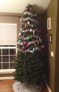 χριστουγεννιάτικος στολισμός ψηλό δέντρο