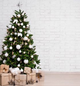 στολισμός τεχνητού χριστουγεννιάτικου δέντρου με μίνι led λαμπάκια