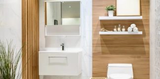 καθαρό μπάνιο άσπρο με καφέ ξύλο Feng Shui