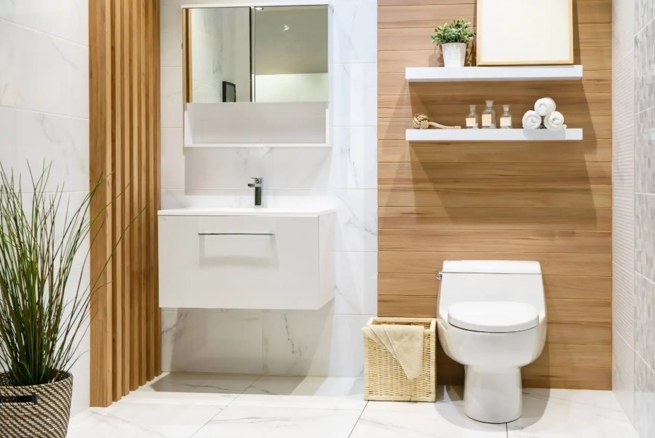 καθαρό μπάνιο άσπρο με καφέ ξύλο Feng Shui
