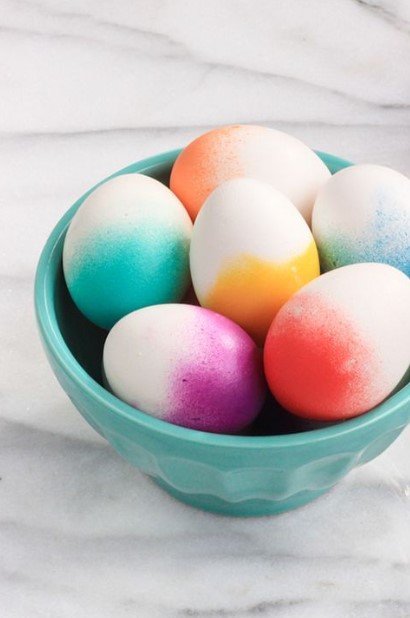αυγά όμπρε μισά βαμμένα μισά άσπρα