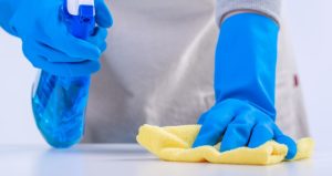 καθαρισμός σπιτιού με γάντια