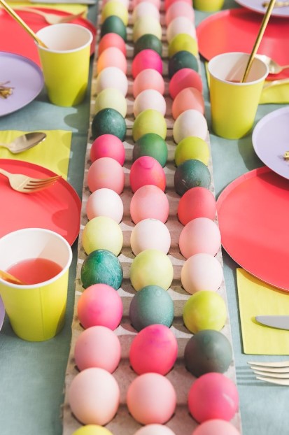 πολύχρωμα αυγά πασχαλινό τραπέζι