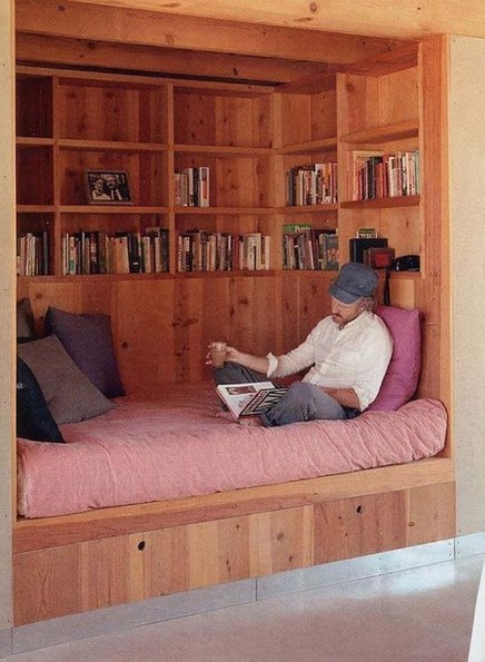 κρεβάτι με βιβλιοθήκη