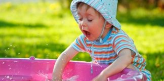 παιδι παιζει με νερα
