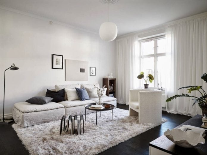 σαλόνι λευκός καναπές κουρτίνα χαλί κρατάς ζεστό σπίτι