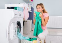 γυναίκα βγάζει ρούχα πλυντήριο ρούχα μυρίζουν ωραία