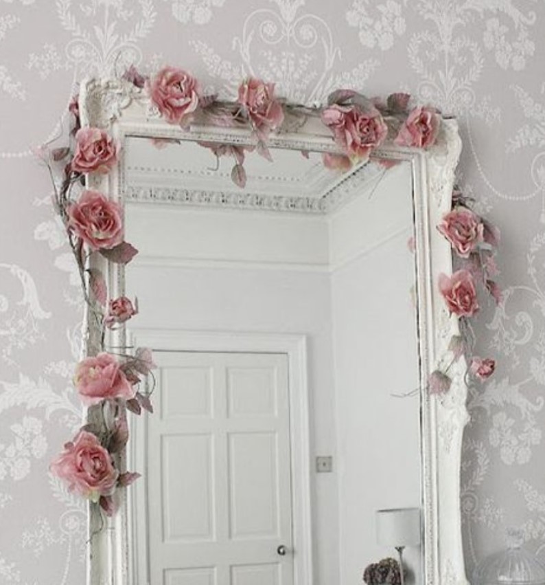 διακόσμηση σε καθρέφτη με λουλούδια