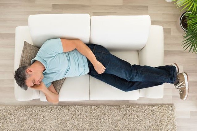 Rather lose yourself Medicinal 5 Συνήθειες που χαλάν τον καναπέ σου | exypnes-idees.gr