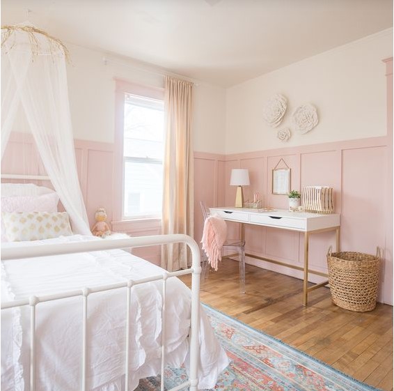 Ροζ δωμάτιο με ρομαντική διακόσμηση και άσπρο γραφείο