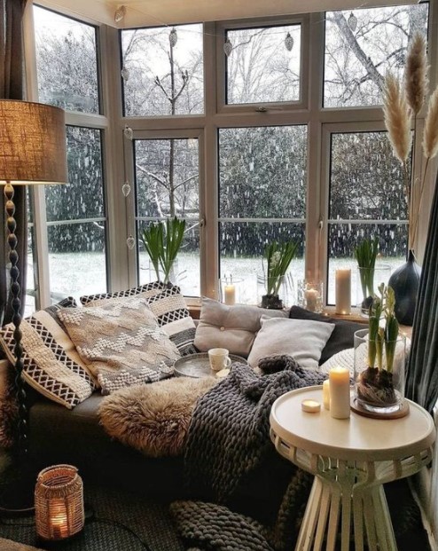 καναπές μαξιλάρια παράθυρο χειμωνιάτικο καθιστικό