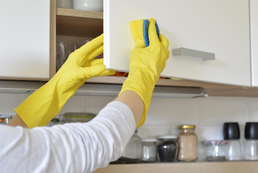 πώς να καθαρίσεις τα λίπη από τα ντουλάπια της κουζίνας