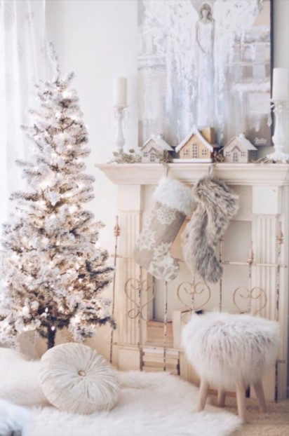 λευκή χριστουγεννιάτικη διακόσμηση σαλόνι