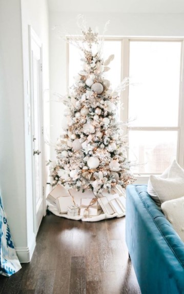 λευκό χριστουγεννιάτικο δέντρο