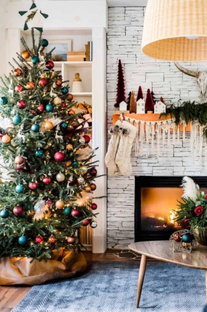 πολύχρωμο χριστουγεννιάτικο δέντρο τάσεις χριστουγεννιάτικη διακόσμηση