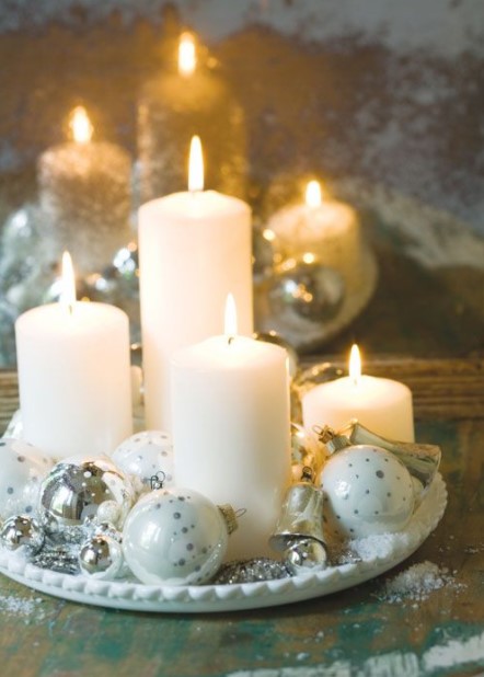 κεριά μπάλες χριστουγεννιάτικες συνθέσεις μπάλες