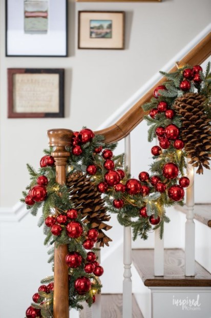 μπάλες γιρλάντα σκάλα χριστουγεννιάτικες συνθέσεις μπάλες