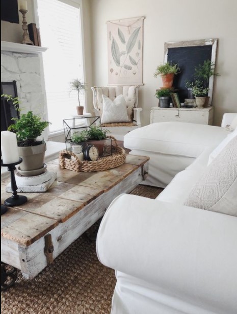 σαλόνι λευκός καναπές τραπέζι διακόσμηση vintage κομμάτια