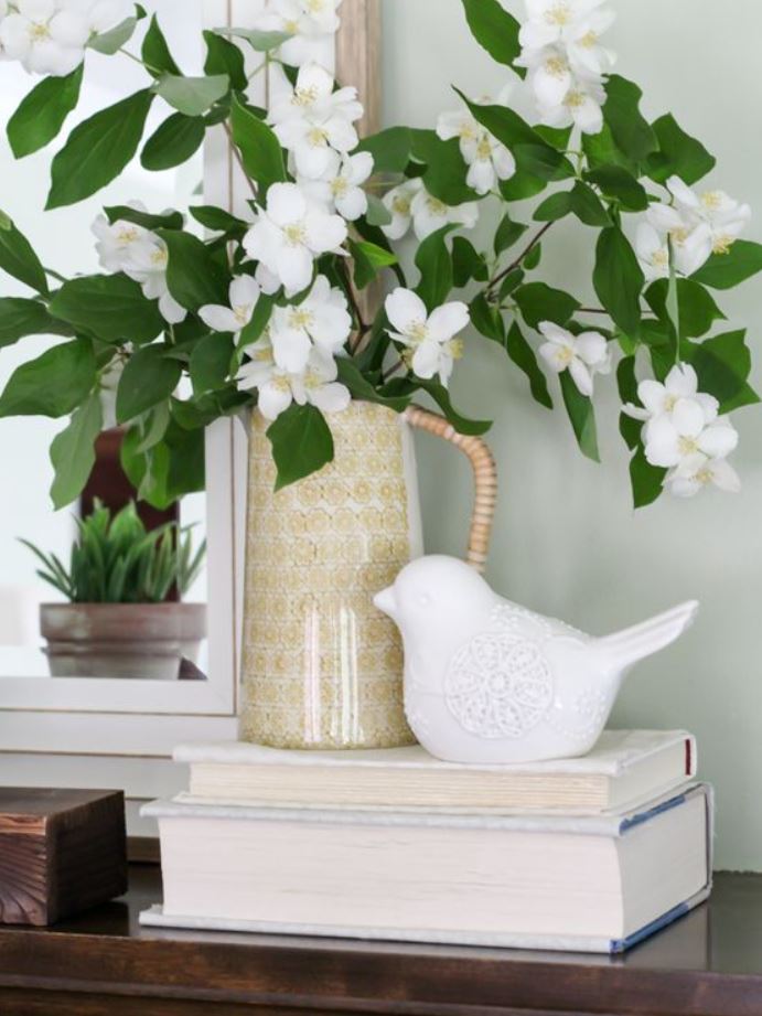 διακόσμηση τραπεζιού με λευκά λουλούδια