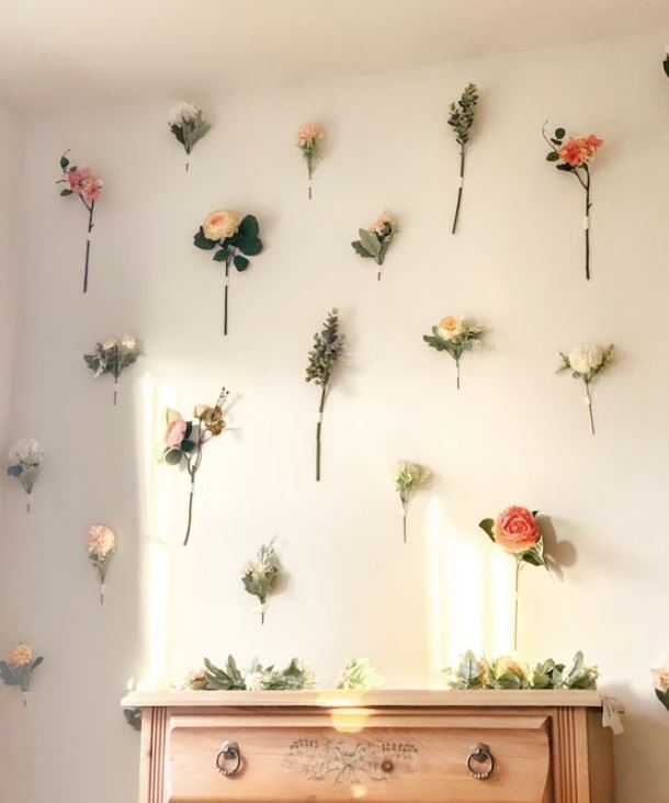 κρεμαστά λουλούδια διακοσμημένα στον τοιχο