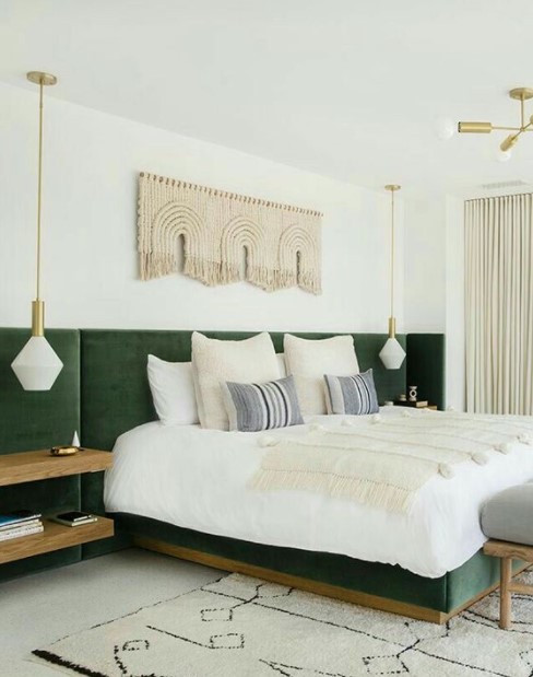 κρεβάτι πράσινος τοίχος φωτιστικά