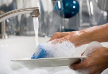 Λόγοι να μην πλένεις τα πιάτα στο χέρι