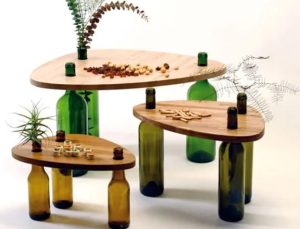 Κατασκευές από γυάλινα μπουκάλια τραπέζι