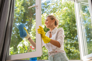 γυναίκα καθαρίζει παράθυρο δουλειές φθινόπωρο