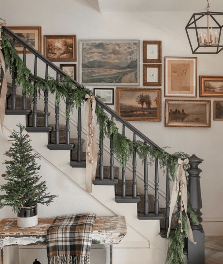 χριστουγεννιάτικη διακόσμηση με γιρλάντα στη σκάλα