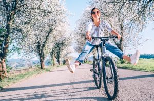 γυναίκα ποδήλατο χαρούμενη