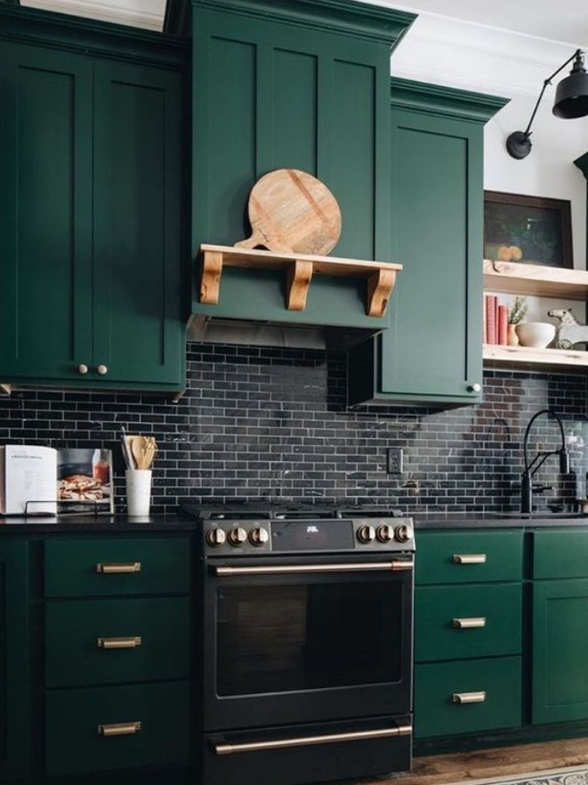 κουζίνα πράσινα ντουλάπια μαύρα πλακάκια