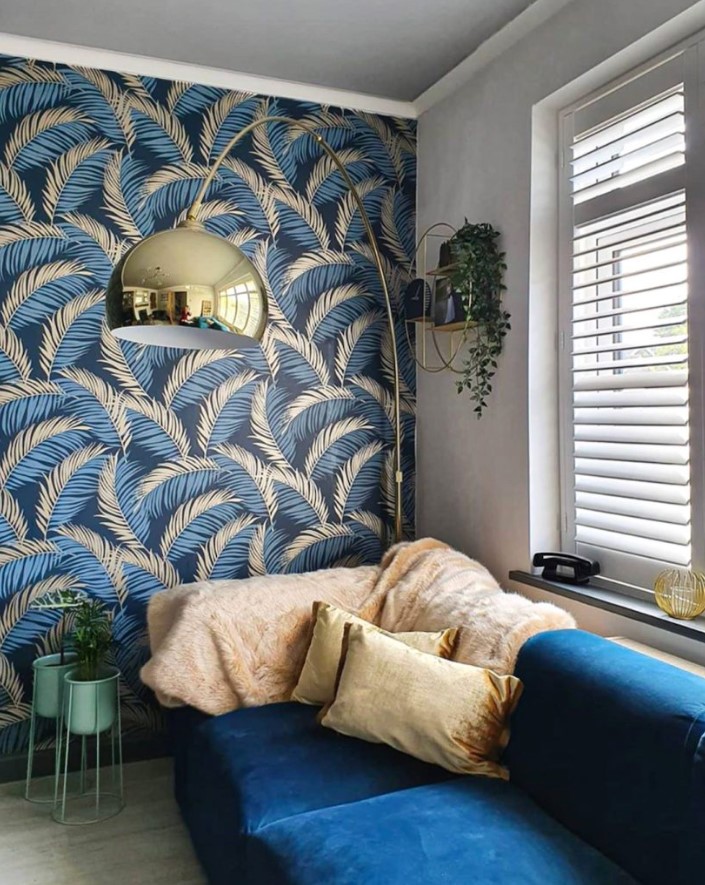 μπλε καναπές wallpaper μικρή ανακαίνιση σαλόνι