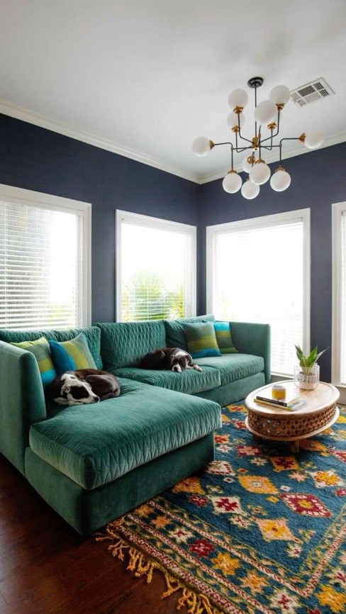 Μπλε καναπές συνδυασμοί χρωμάτων σαλόνι