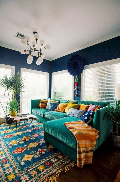 Μπλε καναπές συνδυασμοί χρωμάτων σαλόνι