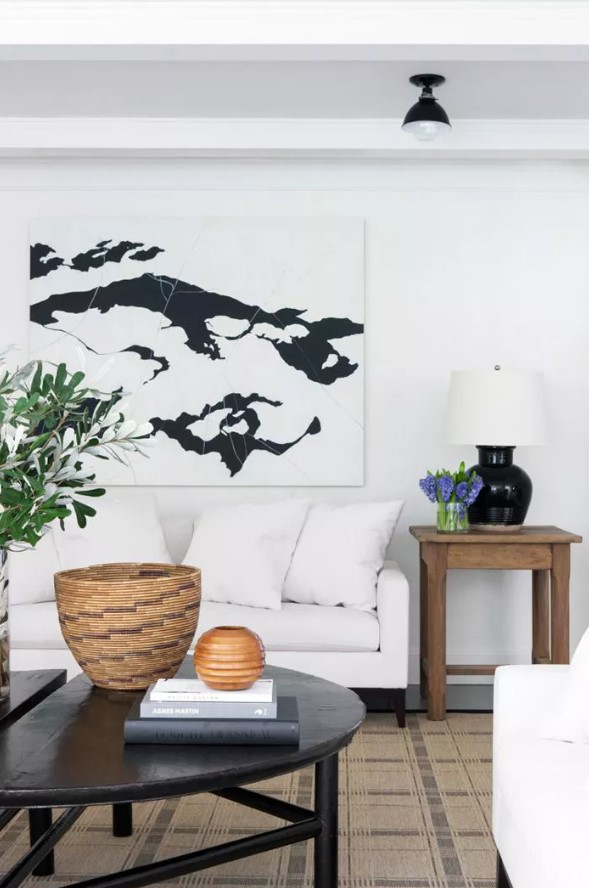 ασπρόμαυρος πίνακας καναπές διακοσμητικά τοίχου σαλονιού