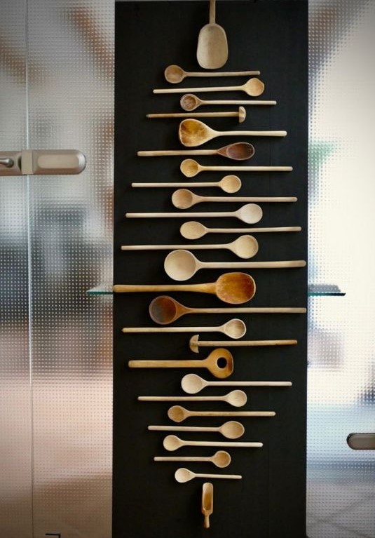 ξύλινα διακοσμητικά τοίχου με κουτάλες