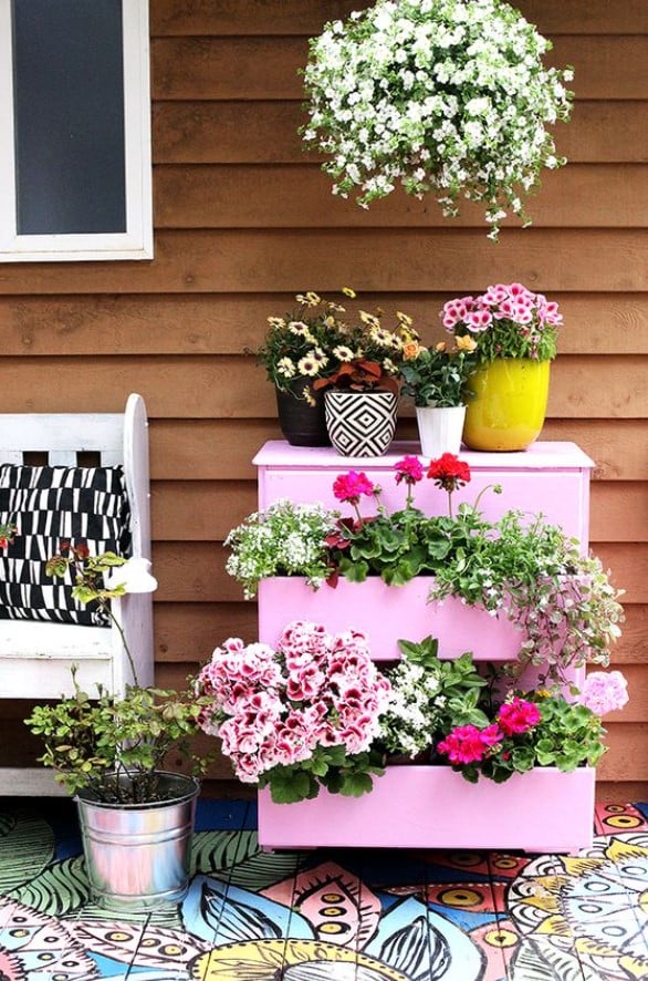 ροζ συρταριέρα φυτά παλιά αντικείμενα μπαλκόνι