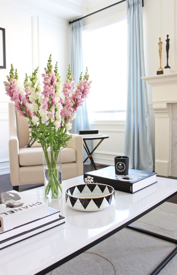 βάζο λουλούδια τραπέζι πασχαλινή διακόσμηση σαλόνι