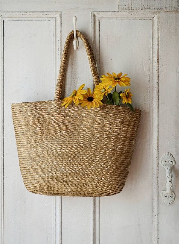 ψάθινη τσάντα με λουλούδια