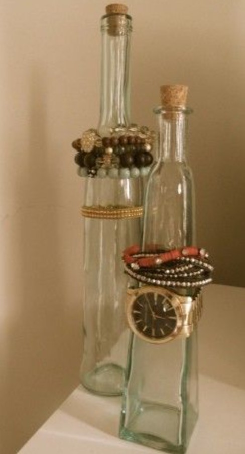 βραχιόλια σε γυάλινα μπουκάλια